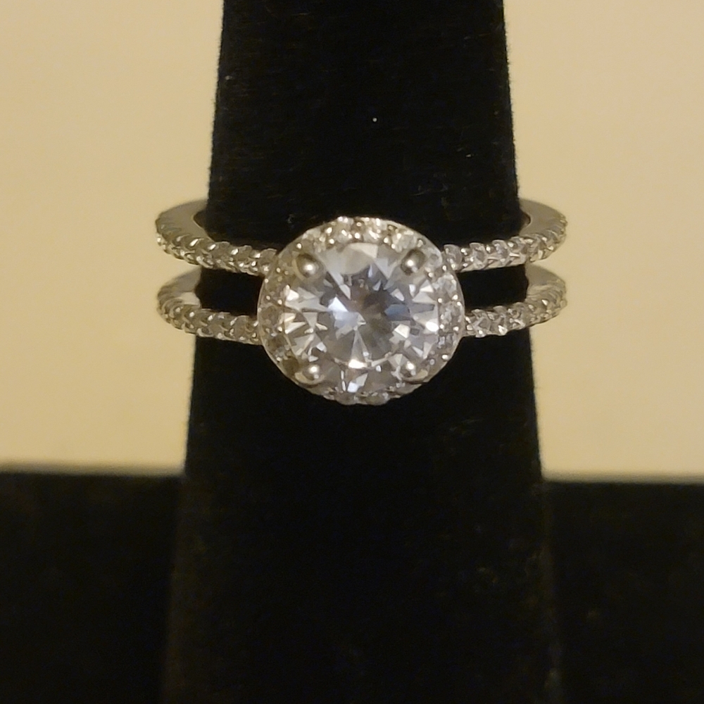 Beautiful sterling silver ring 925 cz size 6.5